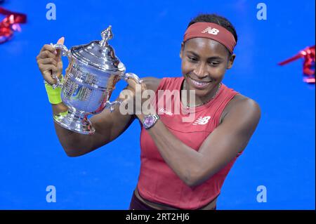 New York, USA. 9 settembre 2023. Il Coco Gauff degli Stati Uniti detiene il trofeo dopo aver vinto il titolo femminile US Open 2023 dopo aver sconfitto la bielorussa Aryna Sabalenka all'USTA Billie Jean King National Tennis Center, a Flushing Corona Park nel Queens, NY, 9 settembre 2023. (Foto di Anthony Behar/Sipa USA) credito: SIPA USA/Alamy Live News Foto Stock