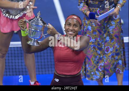 New York, USA. 9 settembre 2023. Il Coco Gauff degli Stati Uniti detiene il trofeo dopo aver vinto il titolo femminile US Open 2023 dopo aver sconfitto la bielorussa Aryna Sabalenka all'USTA Billie Jean King National Tennis Center, a Flushing Corona Park nel Queens, NY, 9 settembre 2023. (Foto di Anthony Behar/Sipa USA) credito: SIPA USA/Alamy Live News Foto Stock