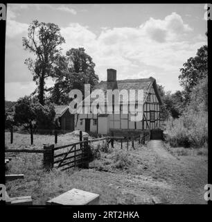 Artist's Cottage, Trotshill, Warndon, Worcester, Worcestershire, 1939-1940. Una vista esterna dal nord-ovest dell'Artists Cottage in seguito chiamato Mabs Cottage, che mostra il cottage dopo il restauro. Questa casa in legno è stata restaurata dall'artista (Firenze) Elsie Matley Moore (1900-1985). Un articolo di Country Life scritto da lei e datato 8 febbraio 1941 descrive la casa nel novembre 1938 come "certamente in uno stato molto cattivo". Il restauro fu completato nel 1940. Foto Stock