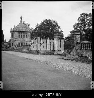 Montacute House, Montacute, South Somerset, Somerset, 1938. Le mura, il cancello e il padiglione del giardino nord-est nel piazzale est di Montacute House. Foto Stock