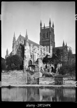 Worcester Cathedral, College Yard, Worcester, Worcestershire, 1935. Vista della cattedrale di Worcester da sud-ovest attraverso il fiume Severn. Foto Stock