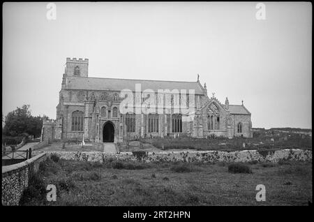 St Margaret's Church, Cley Green, Cley Next the Sea, North Norfolk, Norfolk, 1932. Vista della chiesa di St Margarets da sud. Foto Stock