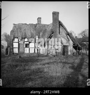 Artist's Cottage, Trotshill, Warndon, Worcester, Worcestershire, 1939. una vista esterna dal sud dell'Artists Cottage, in seguito chiamato Mabs Cottage, che mostra il cottage prima del restauro. Questa casa in legno è stata restaurata dall'artista (Firenze) Elsie Matley Moore (1900-1985). Un articolo di Country Life scritto da lei e datato 8 febbraio 1941 descrive la casa nel novembre 1938 come "certamente in uno stato molto cattivo". Il restauro fu completato nel 1940. Foto Stock