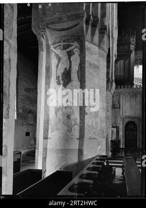 St Albans Cathedral, St Albans, Hertfordshire, luglio 1958. Dettaglio delle pitture murali medievali sulla colonna di un arco nella navata della chiesa cattedrale. Foto Stock