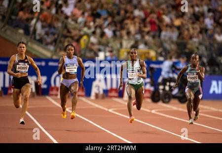 Elaine Thompson-Herah di Giamaica, Dina Asher-Smith di GB & NI e Shashalee Forbes di Giamaica gareggiano nei 100m femminili all'Allianz Memorial va Foto Stock