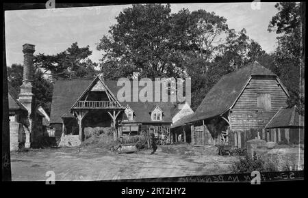 South Park Farm, Smarts Hill, Penshurst, Sevenoaks, Kent, 1940-1948. Una vista di una serie di edifici agricoli del XVII secolo che si affacciano verso est a forma di U. La parte centrale dell'U è visibile, con una pila esterna di un altro edificio sul lato sinistro dell'immagine e il lato nord delle strutture a forma di U sul lato destro dell'immagine. Gli edifici sono ancora funzionali e gli uomini possono essere visti lavorare sullo sfondo. La gamma fu ricostruita ed estesa nel 1850 - 1851 da George Devey. Il terreno è conosciuto come South Park Farm, ma la copertina originale e la Red Box Print sono state etichettate dalla Foto Stock