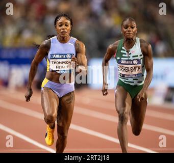 Elaine Thompson-Herah di Giamaica e Dina Asher-Smith di GB & NI gareggiano nei 100m femminili all'Allianz Memorial Van Damme al King Baudouin Foto Stock