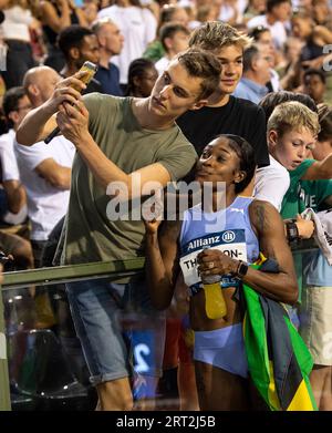 Elaine Thompson-Herah della Giamaica firma autografi per i fan dopo aver gareggiato nei 100m femminili all'Allianz Memorial Van Damme al King Baudoui Foto Stock