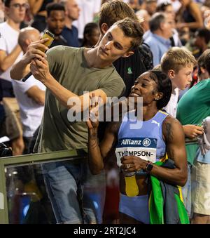 Elaine Thompson-Herah della Giamaica firma autografi per i fan dopo aver gareggiato nei 100m femminili all'Allianz Memorial Van Damme al King Baudoui Foto Stock