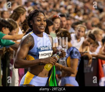 Elaine Thompson-Herah della Giamaica firma autografi per i fan dopo aver gareggiato nei 100m femminili all'Allianz Memorial Van Damme al King Baudoui Foto Stock