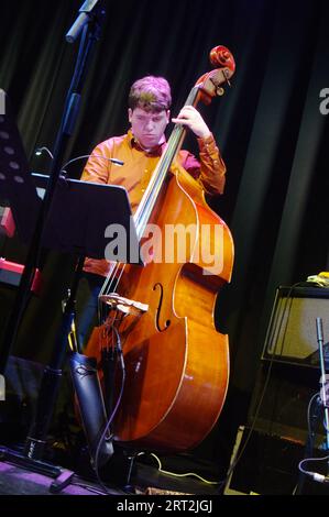 Simon Read, Fraser Smith Quartet, New Generation Jazz Festival Roadshow, Ropetackle Arts Centre, Shoreham by Sea, 8 febbraio 2023. Foto Stock