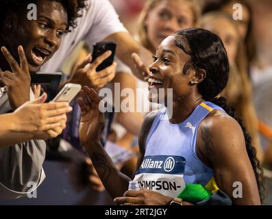 Elaine Thompson-Herah della Giamaica firma autografi per i fan dopo aver gareggiato nei 100m femminili all'Allianz Memorial Van Damme al King Baudoui Foto Stock