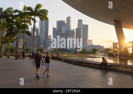 Museo ArtScience e grattacieli del quartiere centrale degli affari al tramonto, Singapore Foto Stock