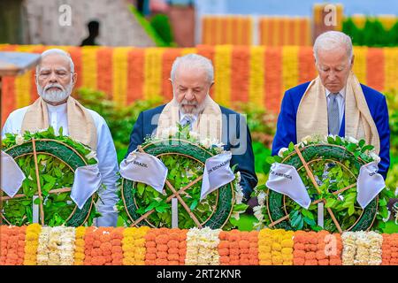 Nuova Delhi, India. 10 settembre 2023. Il primo ministro indiano Narendra modi, a sinistra, guida i leader del G20 nel rendere omaggio al Samadhi del Mahatma Gandhi a Rajghat, il 10 settembre 2023 a nuova Delhi, in India. In piedi da sinistra: Primo ministro indiano Narendra modi, presidente brasiliano Lula da Silva e presidente degli Stati Uniti Joe Biden. Credito: Ricardo Stuckert/Presidente Brasile/Alamy Live News Foto Stock