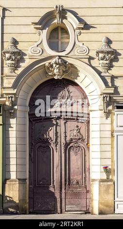 Parigi, un'antica porta di legno, bella facciata in un quartiere di lusso, rue Saint-Dominique, nel 7e arrondissement Foto Stock