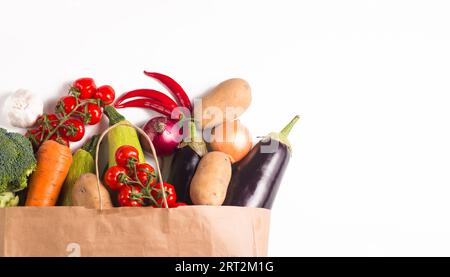 Fornitura di cibo sano background. Cibo biologico sano in sacchetto di carta con verdure. Concetto di zero rifiuti. Foto Stock