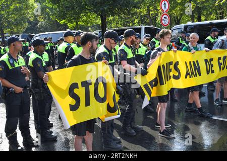 L'Aia, Paesi Bassi, 10 settembre 2023. Gli attivisti della ribellione per l'estinzione hanno protestato bloccando nuovamente l'autostrada A12. Un Watercannon è stato usato e la polizia ha rimosso e arrestato centinaia di persone.i manifestanti vogliono tornare ogni giorno per bloccare la strada.Credit:Pmvfoto/Alamy Live News Foto Stock