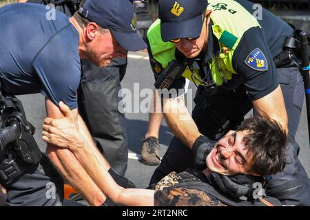 L'Aia, Paesi Bassi, 10 settembre 2023. Gli attivisti della ribellione per l'estinzione hanno protestato bloccando nuovamente l'autostrada A12. Un Watercannon è stato usato e la polizia ha rimosso e arrestato centinaia di persone.i manifestanti vogliono tornare ogni giorno per bloccare la strada.Credit:Pmvfoto/Alamy Live News Foto Stock