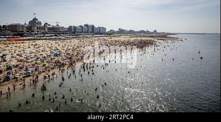 SCHEVENINGEN - gli amanti della spiaggia stanno cercando di rinfrescarsi in riva al mare. A settembre sono già stati superati diversi record di date di calore, con temperature tropicali. Con una temperatura di 28,4 gradi a De Bilt, sabato scorso è stato il 9 settembre più caldo da quando le misurazioni sono iniziate all'inizio del secolo scorso. ANP ROBIN UTRECHT paesi bassi fuori - belgio fuori Foto Stock