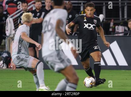 WASHINGTON, DC, USA - 09 SETTEMBRE 2023: Il centrocampista dello United Yamil Asad (22) passa davanti a Rubio Rubin (14), durante una partita MLS tra DC United e San Jose Earthquakes il 9 settembre 2023, all'Audi Field di Washington. (Foto di Tony Quinn-Alamy Live News) Foto Stock