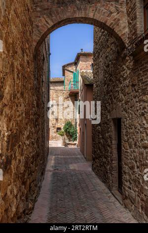 Strada nel centro storico di Pienza in Val d Orcia, Toscana, Italia Foto Stock