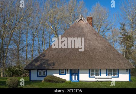 Casa sull'isola di Ummanz. L'isola di Ummanz, Ruegen, che si trova sul Kubitzer e Schaproder Bodden, è dopo tutto la quarta isola più grande Foto Stock