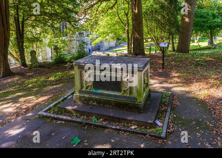 Bournemouth, Regno Unito - 3 settembre 2023: La volta di Lewis Tregonwell nel cimitero della chiesa di San Pietro. Foto Stock