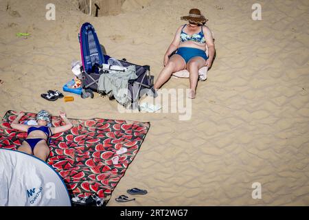 SCHEVENINGEN - gli amanti della spiaggia stanno cercando di rinfrescarsi in riva al mare. A settembre sono già stati superati diversi record di date di calore, con temperature tropicali. Con una temperatura di 28,4 gradi a De Bilt, sabato scorso è stato il 9 settembre più caldo da quando le misurazioni sono iniziate all'inizio del secolo scorso. ANP ROBIN UTRECHT paesi bassi fuori - belgio fuori Foto Stock