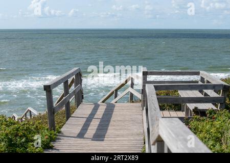 Passerella in legno tra le dune Foto Stock