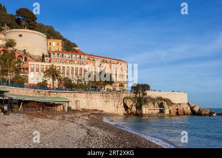 Città di Nizza in Francia, la spiaggia e il mare sulla Riviera francese Foto Stock