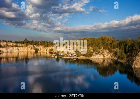 Bacino idrico di Zakrzowek nella città di Cracovia in Polonia, lago nascosto nell'ex cava di calcare, popolare attrazione locale Foto Stock