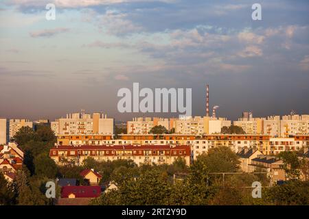 Città di Cracovia in Polonia, blocco di appartamenti, condomini, case, architettura residenziale Foto Stock