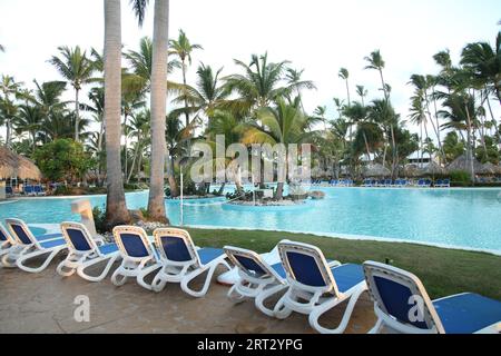 Lettini intorno alla piscina al Melia Caribe Beach Resort a Punta Cana, Caraibi, Repubblica Dominicana, 2023 Foto Stock