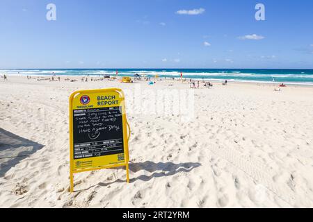 Surf lifesaving segnaletica e torre di Broadbeach, Gold Coast, Queensland, Australia Foto Stock