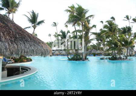 Pool bar con piscina vuota al Melia Caribe Beach Resort a Punta Cana, Caraibi, Repubblica Dominicana, 2023 Foto Stock