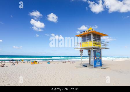 Surf lifesaving segnaletica e torre di Broadbeach, Gold Coast, Queensland, Australia Foto Stock