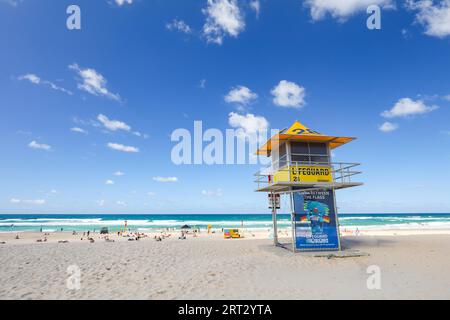 Surf lifesaving segnaletica e torre di Broadbeach, Gold Coast, Queensland, Australia Foto Stock