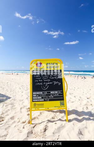 Surf lifesaving segnaletica e torre di Broadbeach, Gold Coast, Queensland, Australia Foto Stock