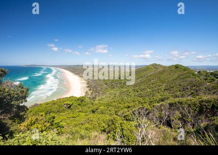 Una famosa vista dal faro Rd su Tallows Beach e Cape Byron in Byron Bay, Nuovo Galles del Sud, Australia Foto Stock