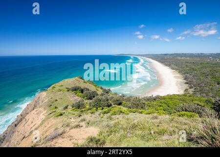 Una famosa vista dal faro Rd su Tallows Beach e Cape Byron in Byron Bay, Nuovo Galles del Sud, Australia Foto Stock