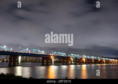 L'iconico Dongjak ponte che attraversa il fiume Han al crepuscolo in Seoul, Corea del Sud Foto Stock