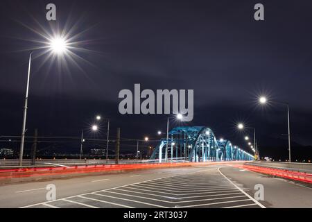 L'iconico Dongjak ponte che attraversa il fiume Han al crepuscolo in Seoul, Corea del Sud Foto Stock