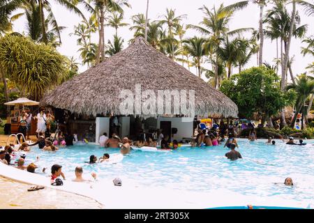 Pool bar con persone in piscina al Melia Caribe Beach Resort a Punta Cana, Caraibi, Repubblica Dominicana, 2023 Foto Stock