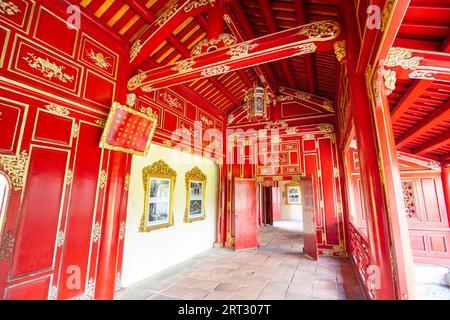 La galleria e corridoors del sito Patrimonio Mondiale dell'UNESCO del Palazzo Imperiale e la cittadella di Hue, Vietnam Foto Stock