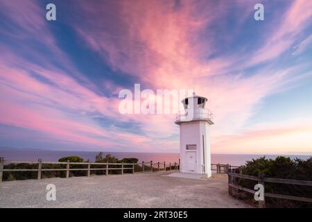 Cape Liptrap faro al tramonto in basso la costa vicino Walkerville in Victoria, Australia Foto Stock