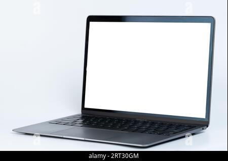 Notebook sottile aperto con tastiera nera, vista isometrica isolata Foto Stock