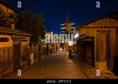 La famosa vista giù Sannen Zaka Street nel quartiere di Higashiyama a Kyoto, Giappone Foto Stock