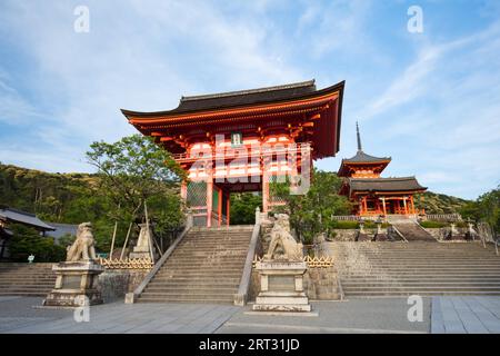 L'iconico tempio Kiyomizu-dera e la vista sulle montagne in una soleggiata giornata primaverile a Kyoto, Giappone Foto Stock