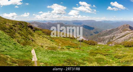 L'estate vista dal Monte Buller oltre poco Buller Sperone e le Alpi vittoriano in Australia Foto Stock