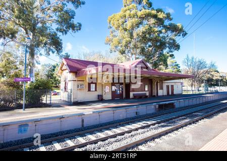 Macedon, Australia, 8 luglio 2019: Stazione ferroviaria Macedon in una giornata invernale soleggiata a Victoria, Australia Foto Stock